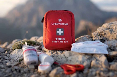 Lifesystems_Trek_First_Aid_Kit_In_Use-380-250